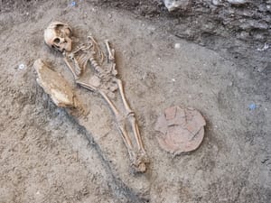 ANTIČKI DJEČJI GROBOVI Vrt palače Radošević u centru Hvara otkrio nove tajne!