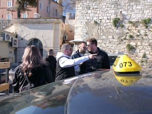 Prosvjedovali zadarski taksisti: "Tražimo da svi strani vozači znaju hrvatski i da se provjere autoškole zbog izdavanja lažnih dokumenata!"