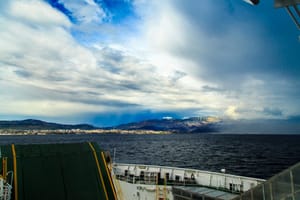 Oblačno s kišom uz umjerenu do jaku buru