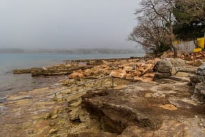 Bosanac i Hercegovac  pikamerom ispred kuće kod Umaga razbija kamene gromade na pomorskom dobru