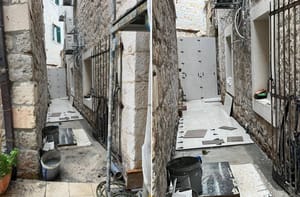 UVIJEK MALO Jesu li to upravo i uličice počeli pregrađivati u apartmane i WC-e? Pogledajte ove slike iz Makarske!