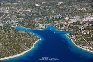 GRAĐANI U NEVJERICI  Načelnik  Marine mijenja plan: "Ogromna sidrišta, smeće i fekalije - pozdravite se s kristalno čistim morem, ne dajte našu didovinu!"