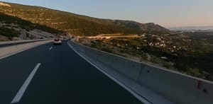 Olujno jugo za autobuse i kamione zatvorilo brzu cestu Split-Klis!