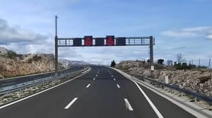 Vjetar sinoć prevrnuo kombi kod Karlobaga - Još uvijek zbog bure zatvorena A1 između Svetog Roka i posedarja