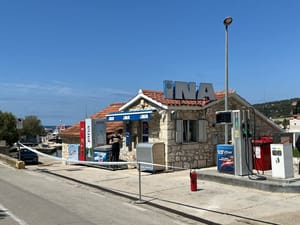 Zapečaćena benzinska postaja na Hvaru - hoće li se zbog zagađenja mora trajno zatvoriti?