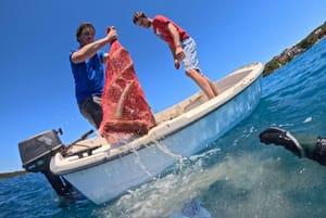 IZVUKLI PET KUBIKA SMEĆA Nikad veći broj ronilaca u ekološkoj akciji u Lovištu!
