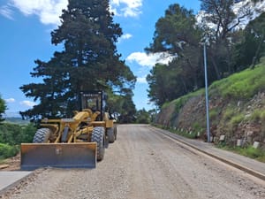 DOBRE VIJESTI ZA BRAČANE Traju radovi na rekonstrukciji zaobilaznice u Pučišćima, potpisan ugovor za nogostup u Pražnicama