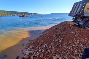 Zašto su u Komiži hrpetine zabranjene zemlje tijekom izgradnje ribarske luke završile u moru?