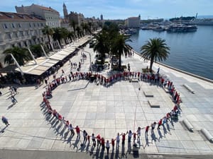 "IZ LJUBAVI - NAŠIH PRVIH 30" Milenijska fotografija Šime Strikomana na splitskoj Rivi