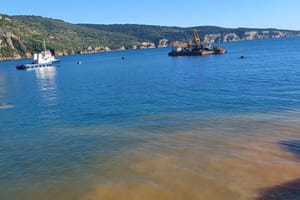 Nakon objave o hrpama zemlje koje u Komiži završavaju u moru dobili smo i odgovor Lučke uprave Split: "Odmah po dojavi upozorili smo izvođača da vodi računa o količini zemlje!"