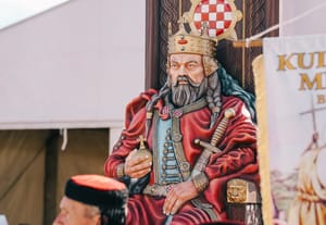 OVO JE TEŠKO PREPRIČATI Povjesničar umjetnosti o spomeniku kralju Tomislavu u Biogradu: "Kretenizacija i ridikulizacija javnih spomenika i prostora!"