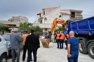 STIGLI BAGERI Počela izgradnja sustava odvodnje i vodoopskrbne mreže u Okrugu Gornjem: "Nećemo ometati turističku sezonu, obećajemo!"