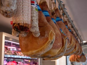 ŠIBENČANI, ČUVAJTE PRŠUTE I PANCETE! Kradljivci vrebaju na suho meso