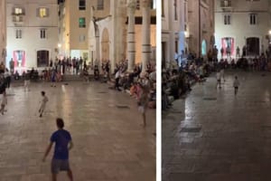 KAO NEKAD Skupina djece zaigrala nogomet na splitskom Peristilu: "Vratite dicu na ulice centra!"