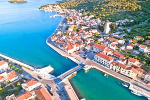 KAZNENO PRIJAVLJEN Bez ikakvih dozvola na pomorskom dobru u Tisnom izgradio 4 prizemne građevine i 4 bazena!