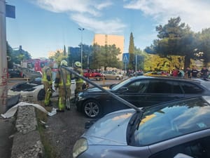 STRAŠNA NESREĆA Teslom u Splitu preletio drugi automobil i usmrtio ženu