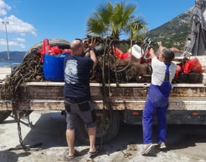 Mještani Orebića zasukali rukave i zaronili pa izvadili pun kamion otpada!