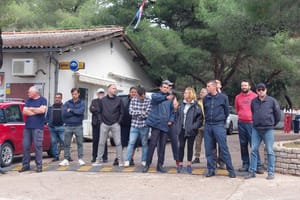 Inspektorat ne odustaje od zatvaranja kampa Jazina u Tisnom: "Nisu ni smjeli raditi ove godine!" Mještani i dalje blokiraju prolaz!