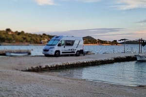 ŠTO JE ISTINA? Iako je Općina Pakoštane žestoko tvrdila da u Dragama ne postoje ilegalni kamperi, slike govore drugačije!