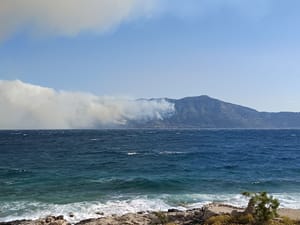 VELIKI POŽAR U PISKU - Desetak požara na makarskom području: Polijevaju se kuće, turisti bježe: "Situacija nije dobra!" - Sumnja se u podmetanje!