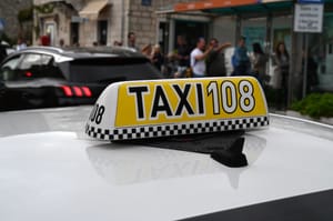 Taksi-tvrtka U Dubrovniku dobila kaznu od čak 96.000 eura! "Spavaju u autima, tuširaju se na plaži"