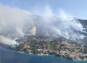 Objavljena snimka iz kanadera - HVZ: "U tijeku je gašenje najvećeg požara u dosadašnjem dijelu sezone, u pripravnosti i mornarica!"