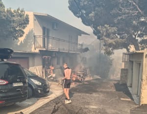 GORE KUĆE, POČELA EVAKUACIJA S MORA Vatrogasci priznali: "Nemamo kontrolu, spašavamo kuću po kuću!"