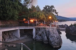 Izgorio beach bar u Lovranu