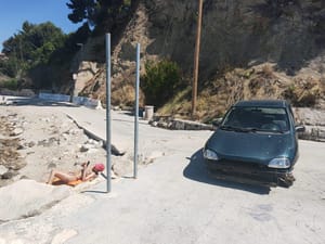 Nasred splitske plaže ostavljena olupina -vlasnik tvrdi: "Kupili smo ga jučer, nije htio upaliti!"