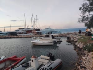 Rano jutros planuo brod u divljoj luci s mini kruzerima Bajnice