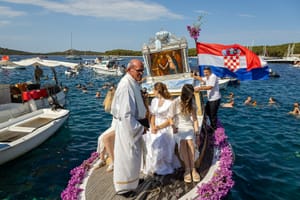 ROGOZNICA Povratak Gospine slike ispratili plivači i brodovi