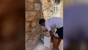 GENIJALNA IDEJA Pogledajte kako je brački klesar zamaskirao kante za vodu iz klima uređaja