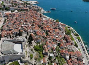 Netko je bijelom bojom išarao znak na ulazu u Šibenik