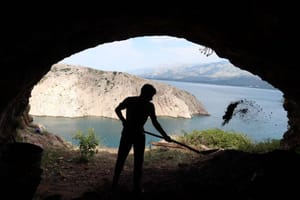OTKRIĆE ZADARSKIH ARHEOLOGA - U pećini na litici kod Rovanjske boravili su neandertalci i ljudi, iza sebe su ostavili hrpe ljuštura školjki