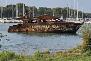 MEDULINSKI ZALJEV Olupina izgorjele jahte još nagrđuje prostor i prijeti okolišu: "Gdje su  nadležne službe?"