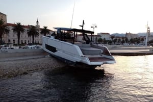 Upravitelj brodice zaspao? Gliser se u punoj brzini nasukao na splitsku Matejušku!