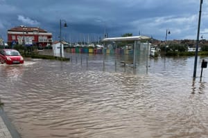 VODA POSVUDA Ovako trenutačno izgleda Tribunj gdje vam za kretanje cestom "treba dozvola za voditelja brodice"