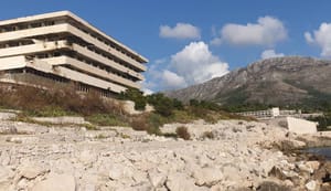 Najezda glodavaca kod napuštenog hotelskog kompleksa u Kuparima