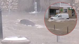 VIDEO Povodanj u Vodicama - Bujica izbija šahtove, automobili zapeli u ulicama...