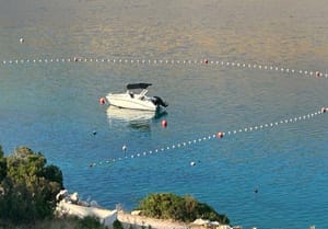 VIDEO Bahatost u Grebaštici: "Turistička zajednica ogradila kupalište, a lokalni vlasnici brodova uvalili svoja plovila!"