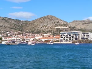 Građani javljaju: "Ilegalno se sidre ispred Trogira, okupiraju pomorsko dobro u Segetu Donjem" - Vlasnik obrta: "Tko ste vi? Ne znam ja ništa!"