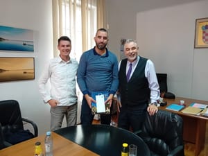 Grad Omiš čestitao Josipu Gunjači, vozaču autobusa koji je spasio dijete s autizmom!