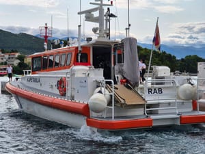 Brod rapske kapetanije po olujnom jugu uspješno do Rijeke dovezao tri pacijenta s otoka