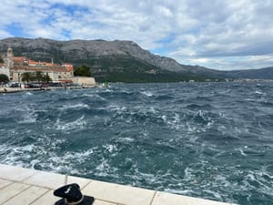 U petak pretežno suho i sunčano, ali svježe, i dalje često jaka i olujna bura - More na otvorenom 6!