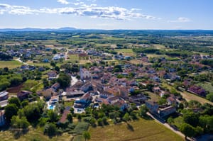 FOTO Kaštelir-Labinci osvojili nagradu UN Turizma "Best Tourism Villages 2025"