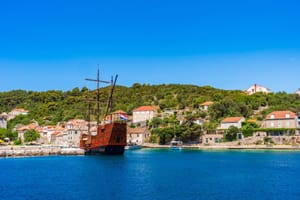 OTOČANI UZNEMIRENI Der Standard: "Njemački ekstremisti povezani s proustaškom desnicom preuzimaju otok Šipan"