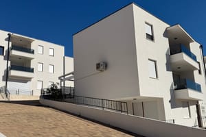 ZGRADA NA ZGRADI Stanovnici nekad mirnih mjesta kod Šibenika se pitaju: "Kakvu korist ima gomila ovih zgrada bez osnovne infrastrukture?"