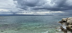 Umjereno i jako jugo uz oblačnije, kišovitije i vjetrovitije, većinom i toplije vrijeme