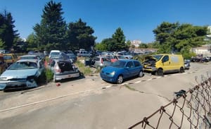 Hrpa automobilskog otpada, starih brodova i prikolica usred Zadra