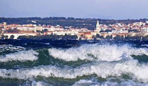 Zbog bure u prekidu promet prema otocima, zatvorena i cesta Solin-Klis